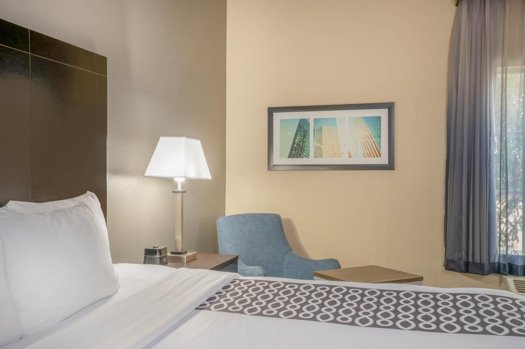 Queen Room Two Queen Beds Bath Tub Mobility or Hearing Accessible Non-Smoking,1616429637:JPEG